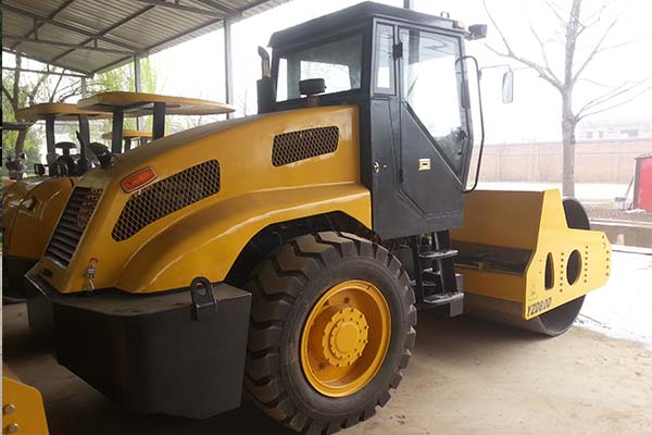 振動壓路機(jī)