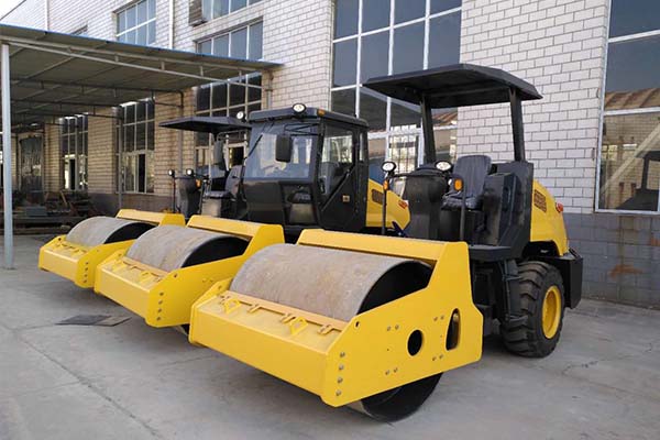 <a href='http://m.apxinya.cn' target='_blank'>壓路機</a>廠家