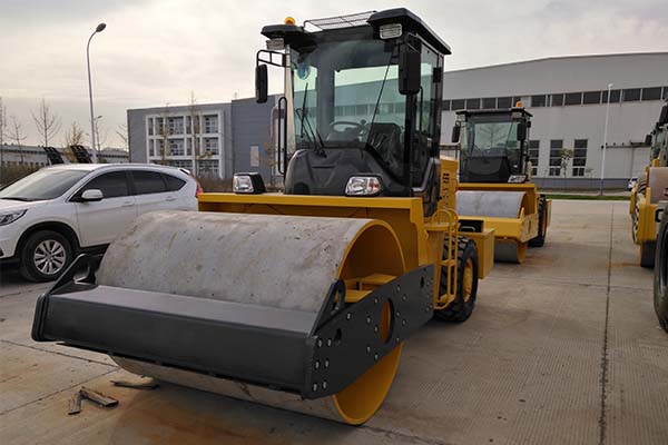 振動<a href='http://m.apxinya.cn' target='_blank'>壓路機</a>