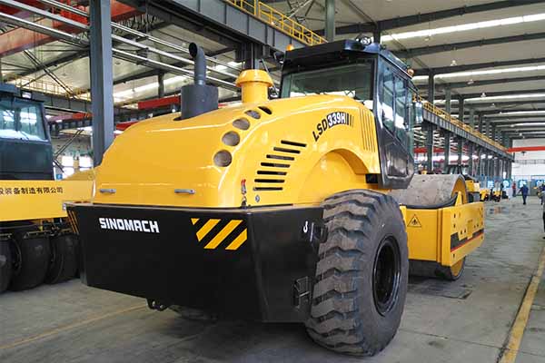 大型<a href='http://m.apxinya.cn' target='_blank'>壓路機</a>