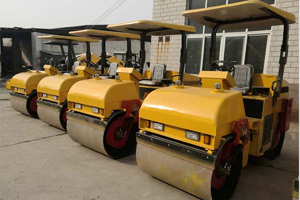 3噸<a href='http://m.apxinya.cn' target='_blank'>壓路機(jī)</a>